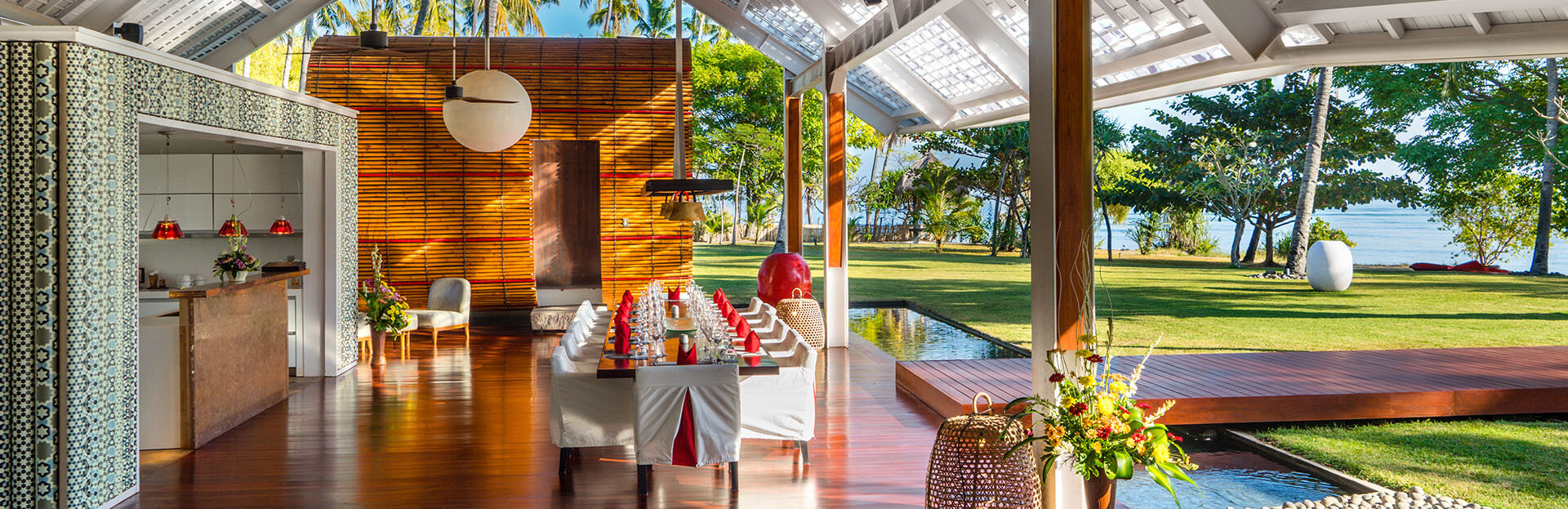 Villa Sapi - Dining area with view to Sira Beach